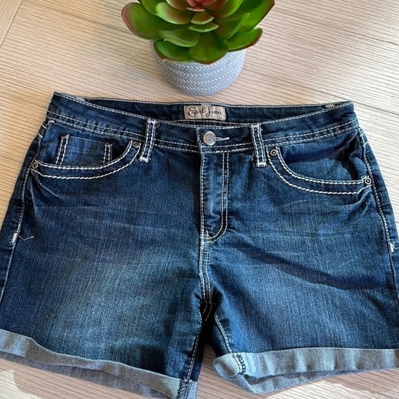 Earl Mid‎ Rise Cuffed Denim Shorts Bold Stitching and Back Flap Pockets Size 8 - Picture 1 of 7